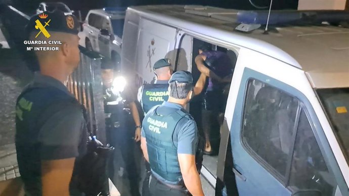 Guardias civiles con uno de los detenidos de una organización de tráfico de drogas por la tortura de uno de sus miembros.