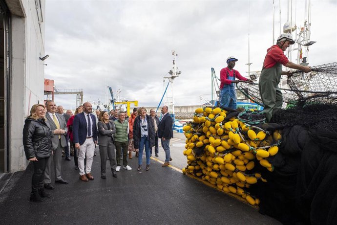 Archivo - La presidenta de Cantabria, María José Sáenz de Buruaga, en el Puerto de Laredo. Foto de archivo