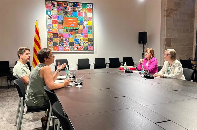 (I-D) El Portavoz De Los Comuns, David Cid, La Diputada Susana Segovia, La Consellera De Territorio, Vivienda Y Transición Ecológica De La Generalitat, Sílvia Paneque, Y La Secretaria De Vivienda, Lídia Guillén, Reunidos En El Palau De La Generalitat