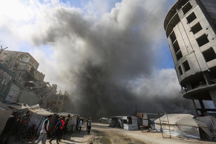 08 September 2025, Palestinian Territories, Gaza City: Smoke and Flames rise from a collapsing residential building after an Israeli air strike on Gaza City. Photo: Omar Ashtawy/APA Images via ZUMA Press Wire/dpa