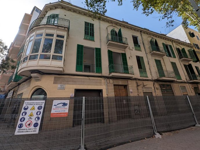 El edificio de la calle 31 de Diciembre de Palma, vallado antes de proceder a su demolición.