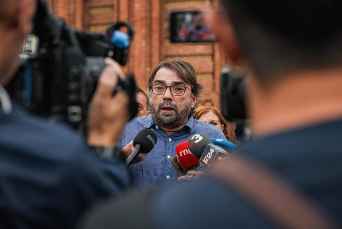 El secretario general de UGT de Catalunya, Camil Ros, en declaraciones a los medios este martes ante el Arc de Triomf