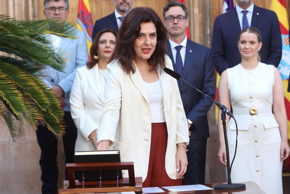 Archivo - La nueva consellera de Famílies, Benestar Social i Atenció a la Dependncia, Sandra Fernández, durante la toma de posesión de los nuevos consellers del Govern balear.