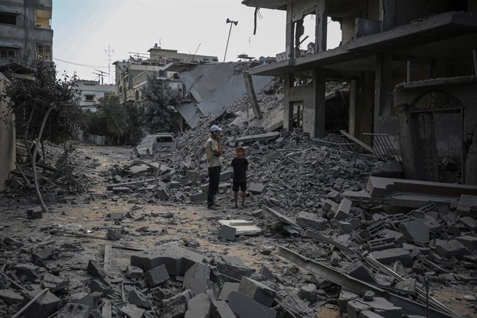 08 de setembro de 2025, Territórios Palestinos, Gaza: Palestinos inspecionam os danos no local de um ataque israelense durante a noite em uma casa na rua Al-Yarmouk, na Cidade de Gaza. Foto: Omar Ashtawy/APA Images via ZUMA Press Wire/dpa