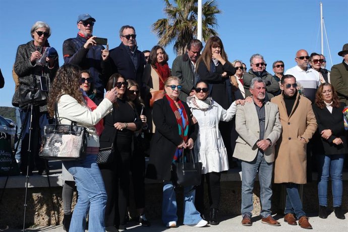Archivo - Varias personas durante una ofrenda floral en homenaje a los guardias civiles fallecidos, en el puerto de Barbate, a 9 de febrero de 2025, en Barbate, Cádiz, Andalucía (España)