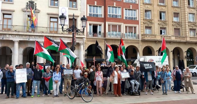 Una concentración ve que el anuncio de Sánchez contra el embargo de armas a Israel "llega tarde" pero "da esperanza"