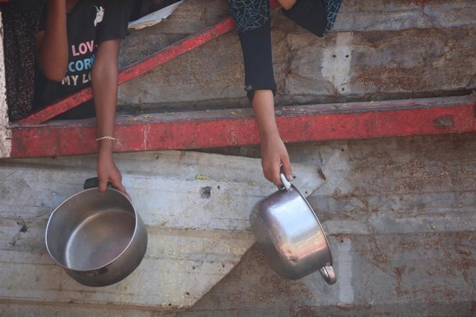 Niños palestinos esperan una distribución de alimentos por parte de una organización caritativa en la ciudad de Gaza en medio de la ofensiva de Israel contra la Franja de Gaza y sus restricciones a la entrega de ayuda humanitaria (archivo)
