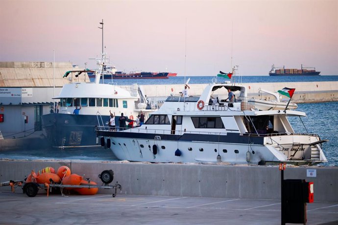 La Global Sumud Flotilla flotilla partió este domingo desde el Moll de la Fusta de Barcelona con unas 300 personas, entre las que están la activista sueca Greta Thunberg y la exalcaldesa de Barcelona Ada Colau.