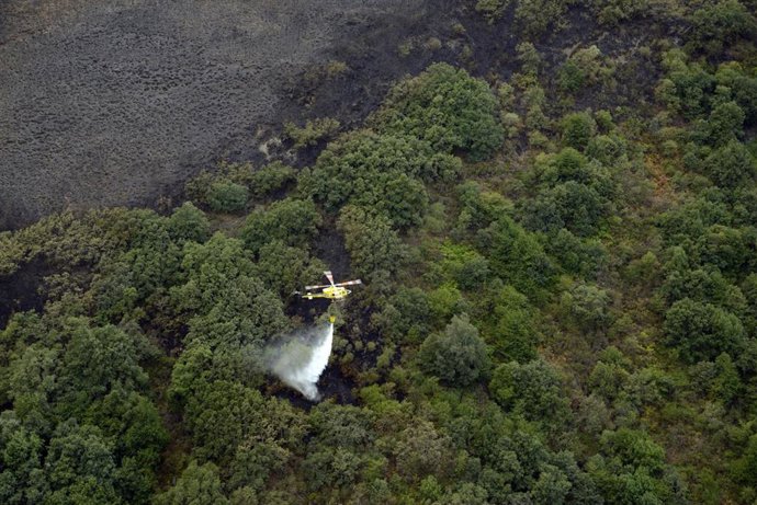 Un helicóptero trabaja en las labores de extinción del incendio, a 7 de septiembre de 2025, en Casaio, Ourense, Galicia (España). El incendio de Carballeda de Valdeorras, declarado en la tarde del sábado, 6 de septiembre, en la parroquia de Casaio, avanza