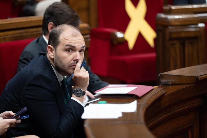 Archivo - El conseller de Presidencia, Albert Dalmau, durante una sesión de control al Govern de la Generalitat de Catalunya en el Parlament, a 9 de abril de 2025, en Barcelona (España).