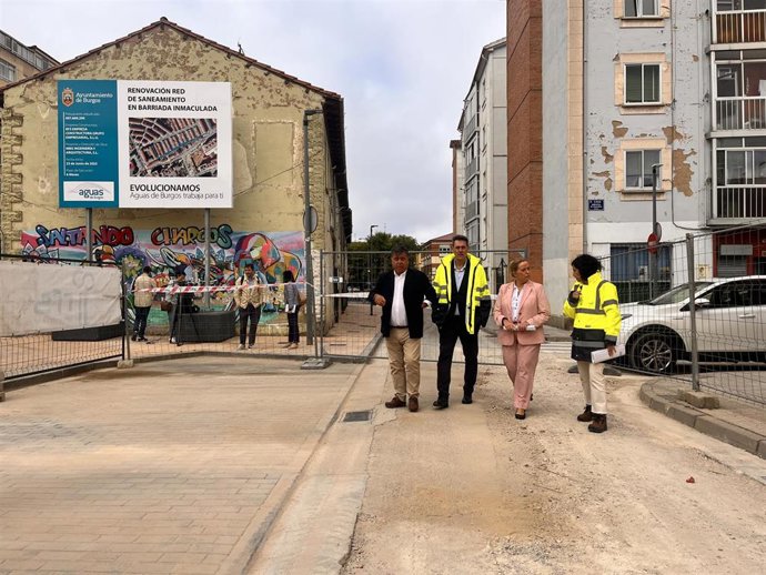 Ayala durante la visita a las obras de la barriada Inmaculada.