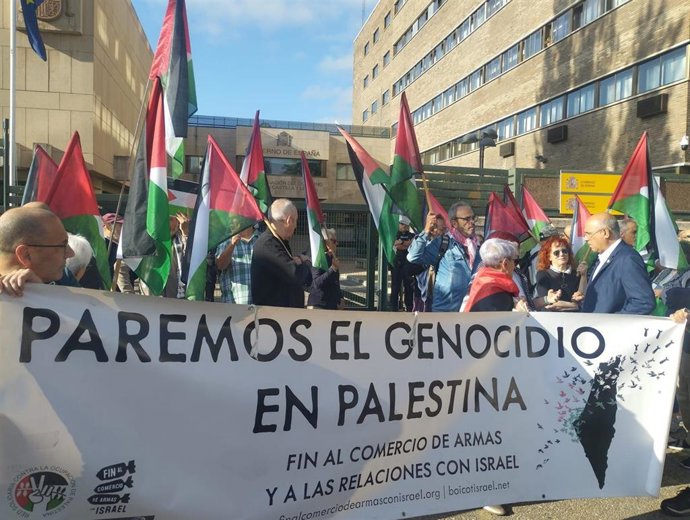 Más de una treintena de vallisoletanos exige al Gobierno de Sánchez que no haya "letra pequeña" en el embargo a Israel.