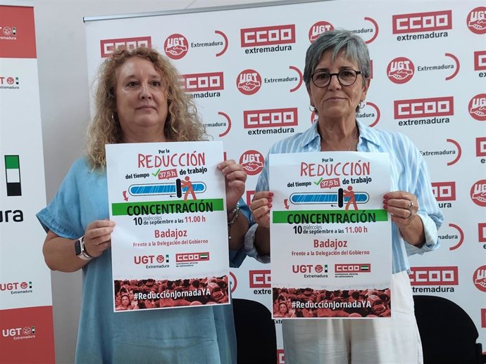 Las secretarias generales de CCOO y UGT Extremadura, María Berrocal y Patro Sánchez, respectivamente, presentan la concentración a favor de la reducción de la jornada laboral.