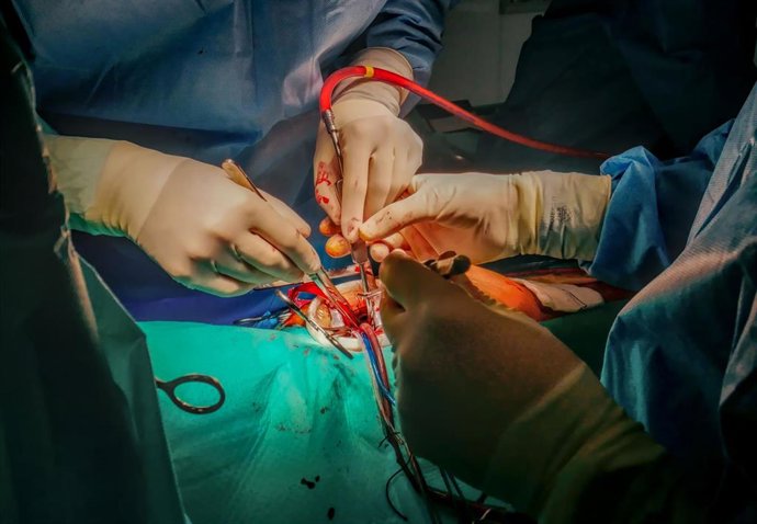 Archivo - Dos cirujanos realizan una intervención de cardiología a un paciente con una técnica mínimamente invasiva.