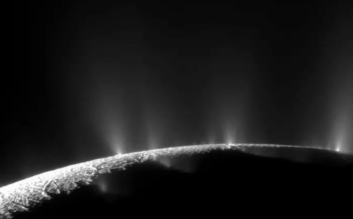 As colunas de Enceladus se erguem das listras de tigre.