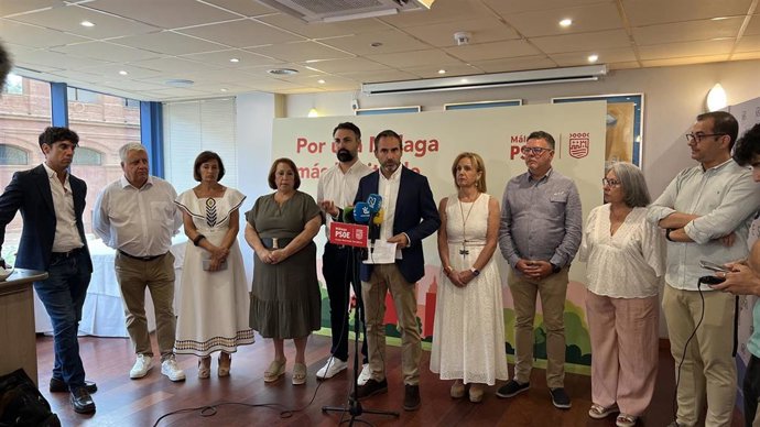El portavoz municipal del PSOE en Málaga, Daniel Pérez, acompañado por el resto de su grupo en el Ayuntamiento de la capital.