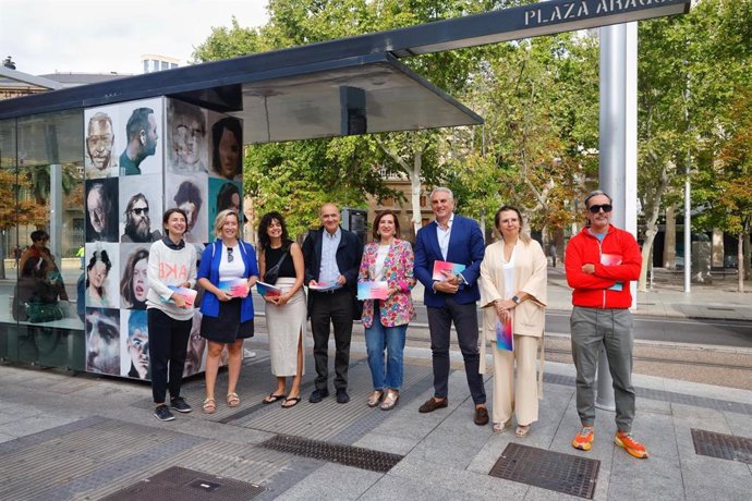 Las marquesinas del tranvía se convierten de nuevo en una gran galería de arte al aire libre con Parada Asalto
