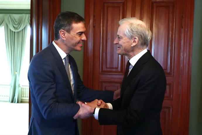 Archivo -  El president del Govern, Pedro Sánchez (e), i el primer ministre de Noruega, Jonas Gahr Stre (d), conversen en la seua reunió a Oslo