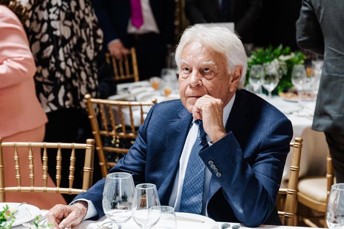 Archivo - El expresidente del Gobierno Felipe González durante la entrega de la medalla de honor del Consejo Empresarial Alianza Por Iberoamérica (CEAPI) para los expresidentes José María Aznar y Felipe González,  a 20 de mayo de 2025, en Madrid (España).