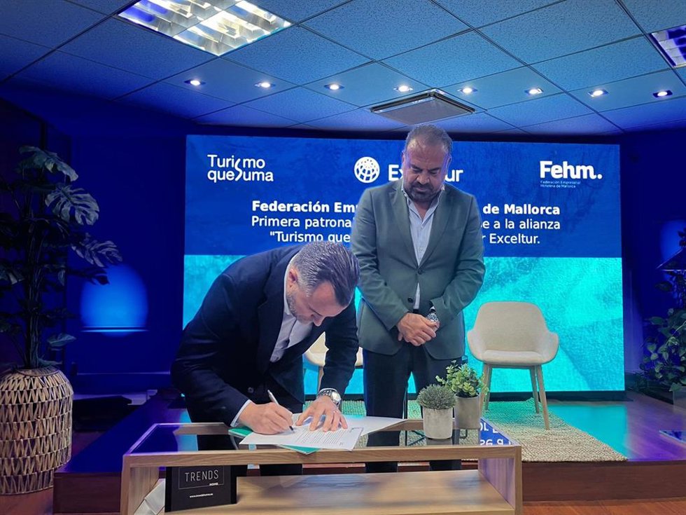 El presidente de la FEHM, Javier Vich, y el presidente de Exceltur y consejero delegado de Meliá Hotels Internacional, Gabriel Escarrer.