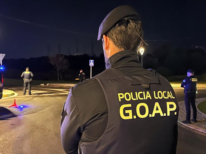 Un agente de la Policía Local de Los Barrios (Cádiz), pertenecientes al Grupo Operativo de Apoyo y Prevención (GOAP), de espaldas durante un operativo de vigilancia.