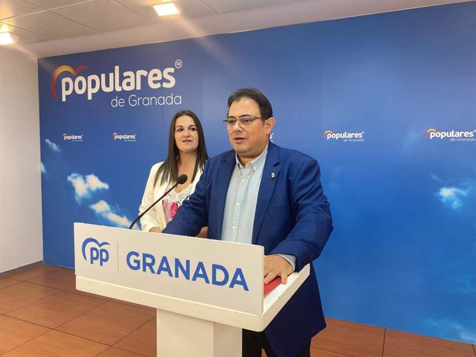 El portavoz del PP de Maracena, Julio Pérez, en comparecencia informativa en la sede provincial del partido en Granada