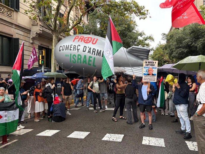Más de un centenar de personas se han concentrado este martes por la mañana frente a la Delegación del Gobierno en Catalunya para pedir un embargo "completo e integral" con Israel