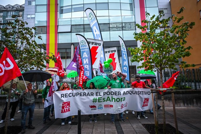 Dezenas de pessoas durante uma manifestação em frente ao Ministério da Educação da Cantábria, em 8 de setembro de 2025, em Santander, Cantábria (Espanha). A manifestação foi convocada pela Junta de Personal para apoiar o corpo docente.