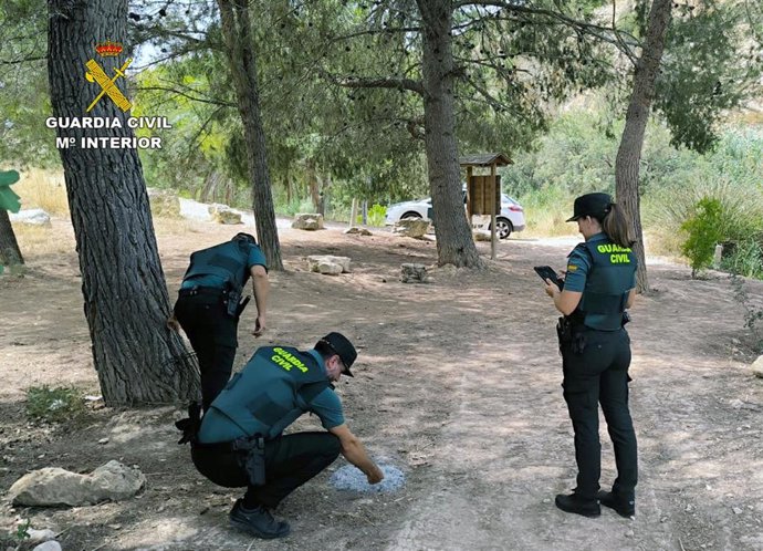 Agentes de la Guardia Civil tras sorprender a varias personas haciendo una barbacoa en una zona fluvial junto al río Chicamo