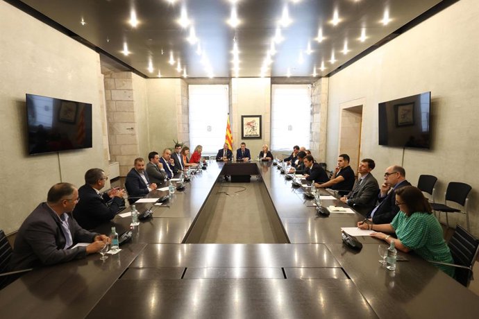 El conseller de Agricultura, Ganadería, Pesca y Alimentación, Òscar Ordeig, y el conseller de Empresa y Trabajo, Miquel Sàmper, en una reunión con representantes del sector porcino catalán