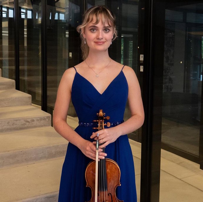 La violinista guipuzcoana Nerea Arriola recibe la beca Nicanor Zabaleta 2025