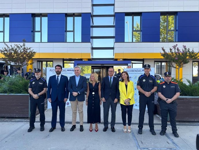 La alcaldesa de Alcobendas, Rocío García, junto al secretario general del PP de Madrid, Alfons Serrano, y otras autoridades frente a la Base Norte de Policía Local tras conocer el plan 'Alcobendas Segura', dotado con ocho millones de euros para seguridad.