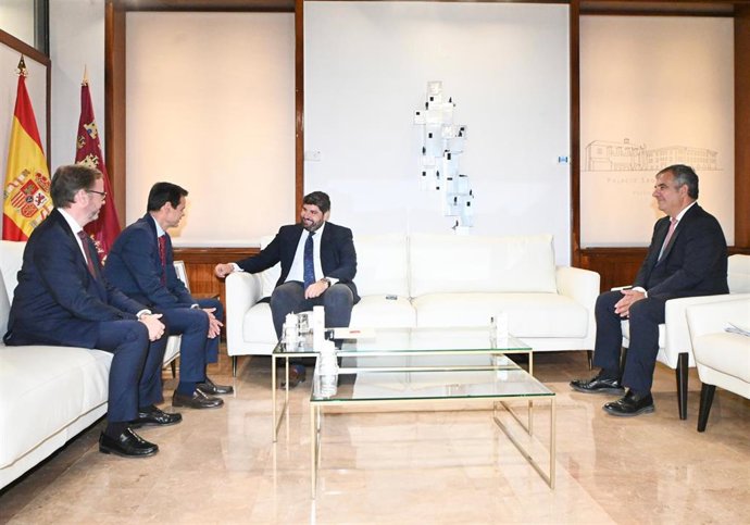 De izquierda a derecha: el nuevo director del centro industrial de Repsol Cartagena, Rafael Quesada; su antecesor en el cargo, Antonio Mestre, y el presidente de la Comunidad, Fernando López Miras, acompañado por el consejero Juan María Vázquez