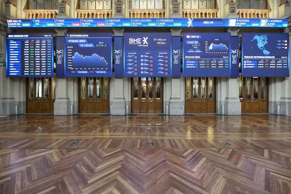 Archivo - Varios paneles del Ibex 35 en el Palacio de la Bolsa, a 1 de septiembre de 2023, en Madrid (España). 