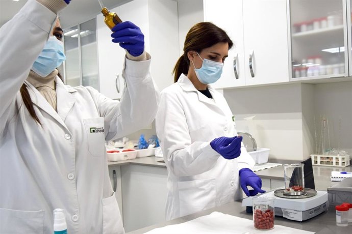 Científicas desarrollan su labor en un laboratorio en una imagen de recurso.