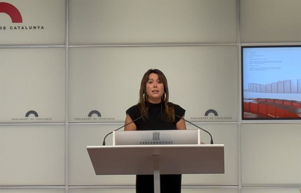 La portavoz de la CUP, Laure Vega, en una rueda de prensa en el Parlament