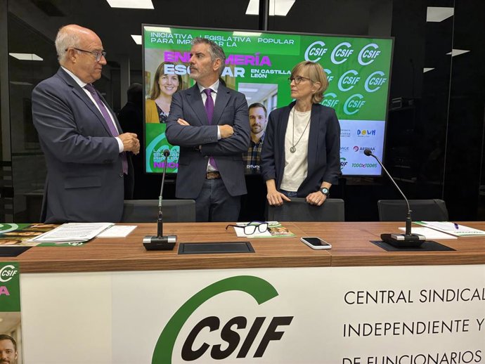 Enrique Ruiz (i), Benjamín Castro y Soledad Alegre, momentos antes de la rueda de prensa.