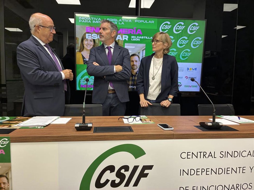 Enrique Ruiz (i), Benjamín Castro y Soledad Alegre, momentos antes de la rueda de prensa.