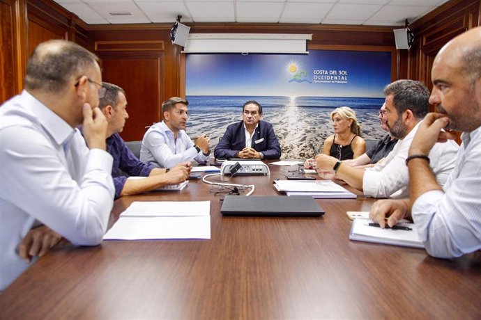 El presidente de la Mancomunidad de Municipios de la Costa del Sol Occidental, Manuel Cardeña, en una reunión para la planificación de las obras de la carretera Los Pedregales.