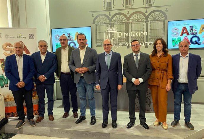 El presidente de la Diputación de Salamanca, Javier Iglesias, junto a varios diputados antes de realizar el balance de Salamaq 25.