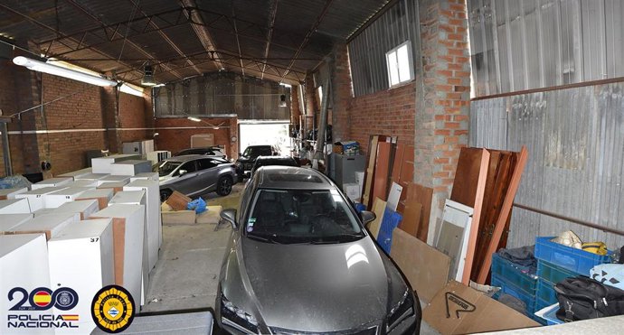 Nave donde se han encontrado cinco vehículos robados en Sant Adrià de Besòs (Barcelona)
