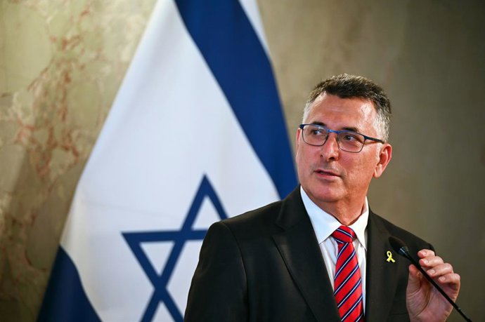Archivo - 10 July 2025, Austria, Vienna: Gideon Saar, Foreign Minister of Israel, takes part in a joint press conference with German Foreign Minister Wadephul and Austrian Foreign Minister Meinl-Reisinger at the Federal Ministry for European and Internati