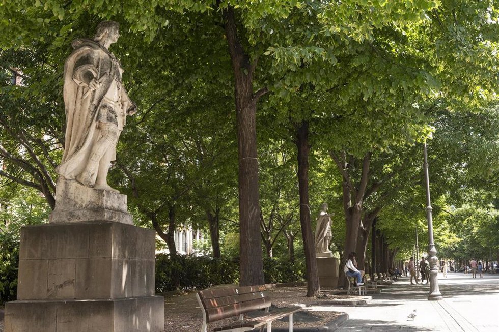Archivo - Imagen de una de las estatuas del Paseo de Sarasate