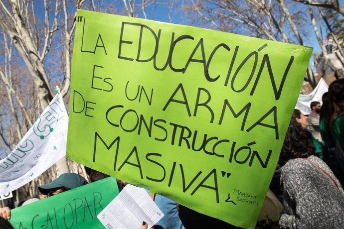 Archivo - Un cartel de protesta durante una manifestación por la educación pública, a 23 de febrero de 2025, en Madrid (España). 