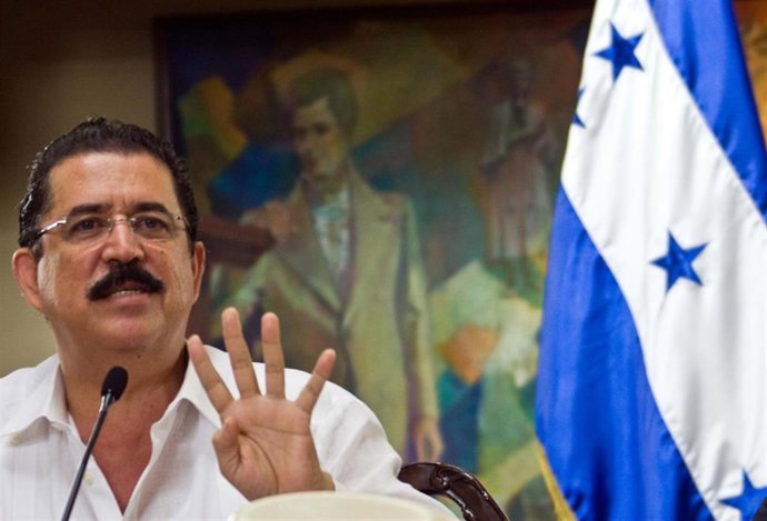 Archivo - El expresidente de  Honduras y primer caballero del país, Manuel Zelaya.