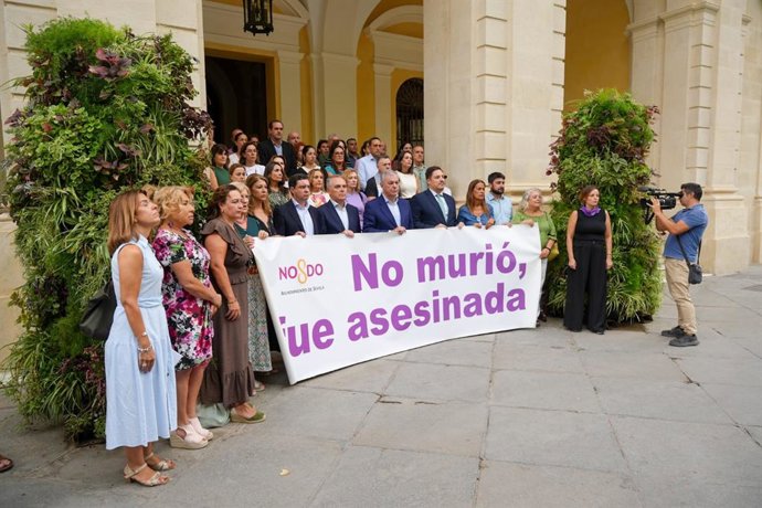 Minuto de silencio en el Ayuntamiento de Sevilla este martes por el asesinato machista en Valdezorras.