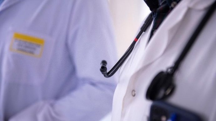 Un médico en su consultorio