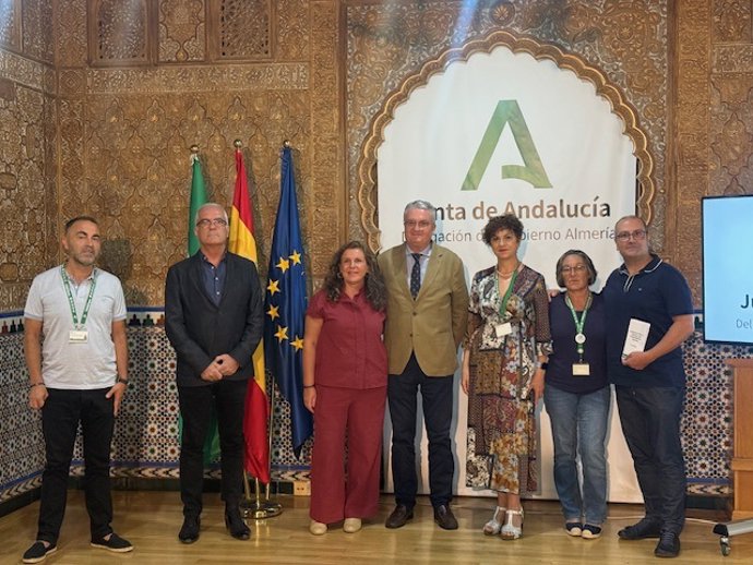 El delegado territorial de Salud y Consumo en Almería, Juan de la Cruz Belmonte, junto a profesionales de la Unidad de Gestión Clínica de Salud Mental del Hospital Universitario Torrecárdenas.