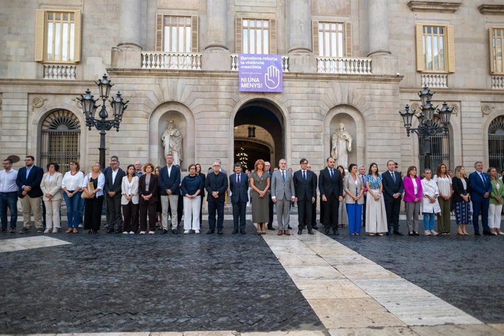 El presidente de la Generalitat de Catalunya, Salvador Illa, y el alcalde de Barcelona, Jaume Collboni, encabezan junto a consellers del Govern y concejales del Ayuntamiento un minuto de silencio por la mujer asesinada en mayo