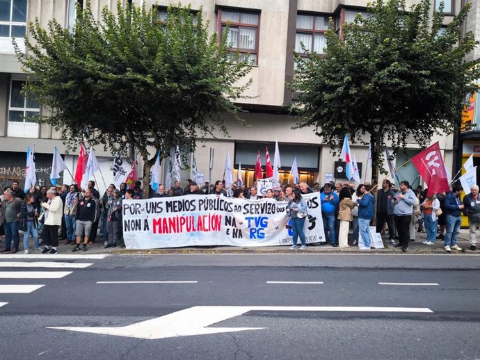 Trabajadores de la Corporación de Servizos Audiovisuais de Galicia (CSAG) --antigua CRTVG--, representantes sindicales, del BNG y otros colectivos se concentran ante el Parlamento gallego.